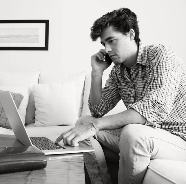 Homme d'affaires avec ordinateur portable travaillant à la maison — Photo