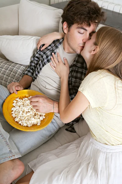 Couple regarder la télévision, manger du maïs pop — Photo