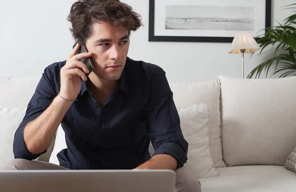 Affärsman med laptop arbeta hemma — Stockfoto