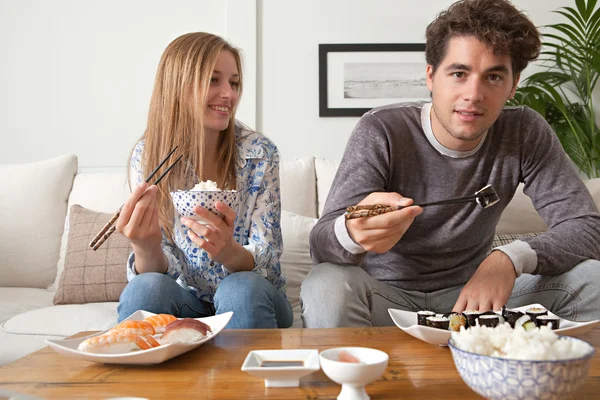 Pareja comiendo sushi japonés — Foto de Stock