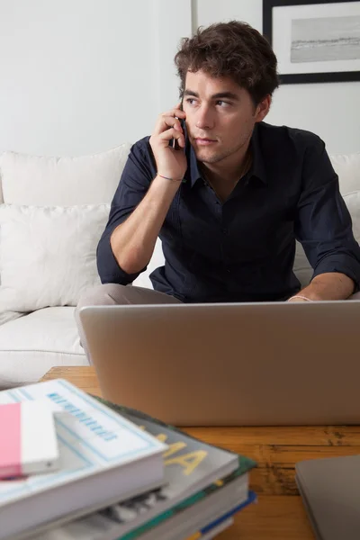 Affärsman med laptop arbeta hemma — Stockfoto