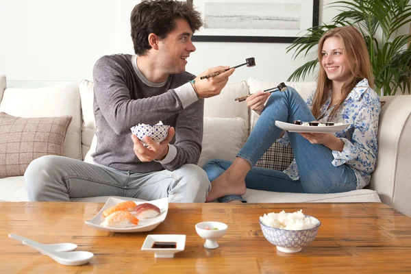 Casal comendo sushi japonês — Fotografia de Stock