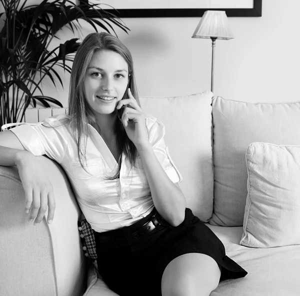 Femme d'affaires avec smartphone — Photo