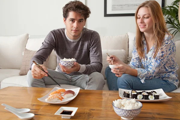 Couple eating Japanese sushi — Stockfoto