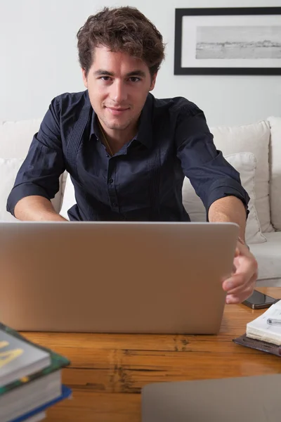 Geschäftsmann mit Laptop arbeitet zu Hause — Stockfoto