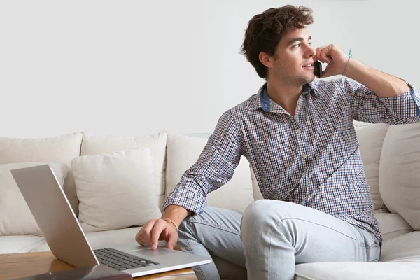 Affärsman med laptop arbeta hemma — Stockfoto