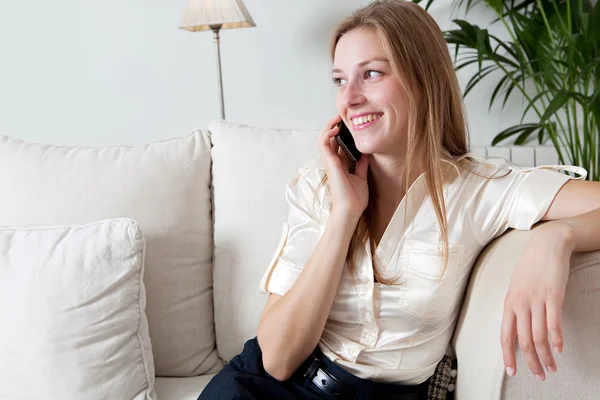 Geschäftsfrau mit Smartphone — Stockfoto