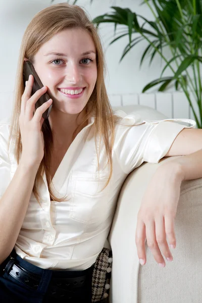 Femme d'affaires avec smartphone — Photo