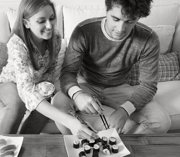 Couple eating Japanese sushi — Stockfoto