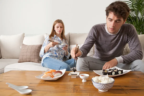 Couple eating Japanese sushi — Stockfoto