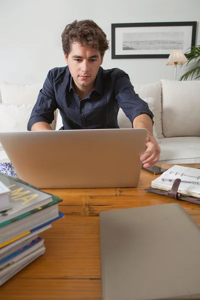 Homme d'affaires avec ordinateur portable travaillant à la maison — Photo