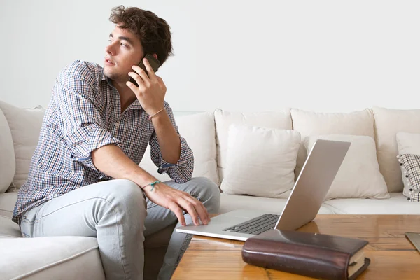 Affärsman med laptop arbeta hemma — Stockfoto