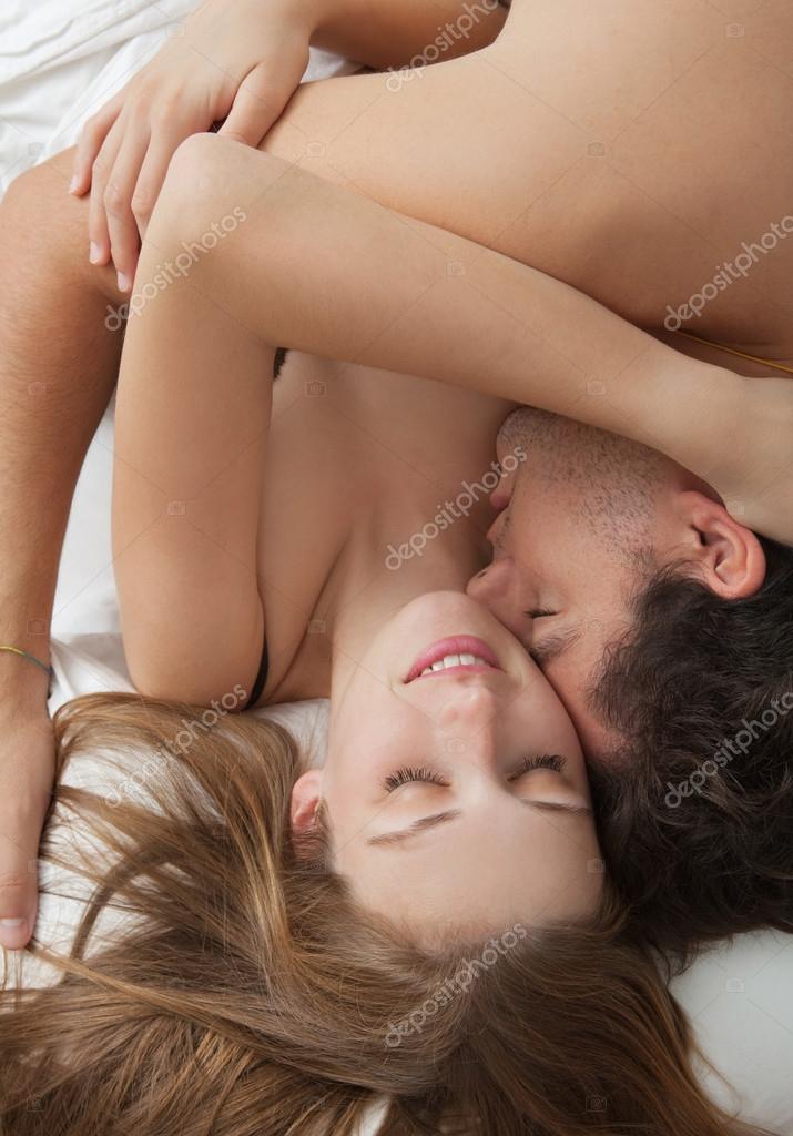 Romantisch koppel in bed zoenen