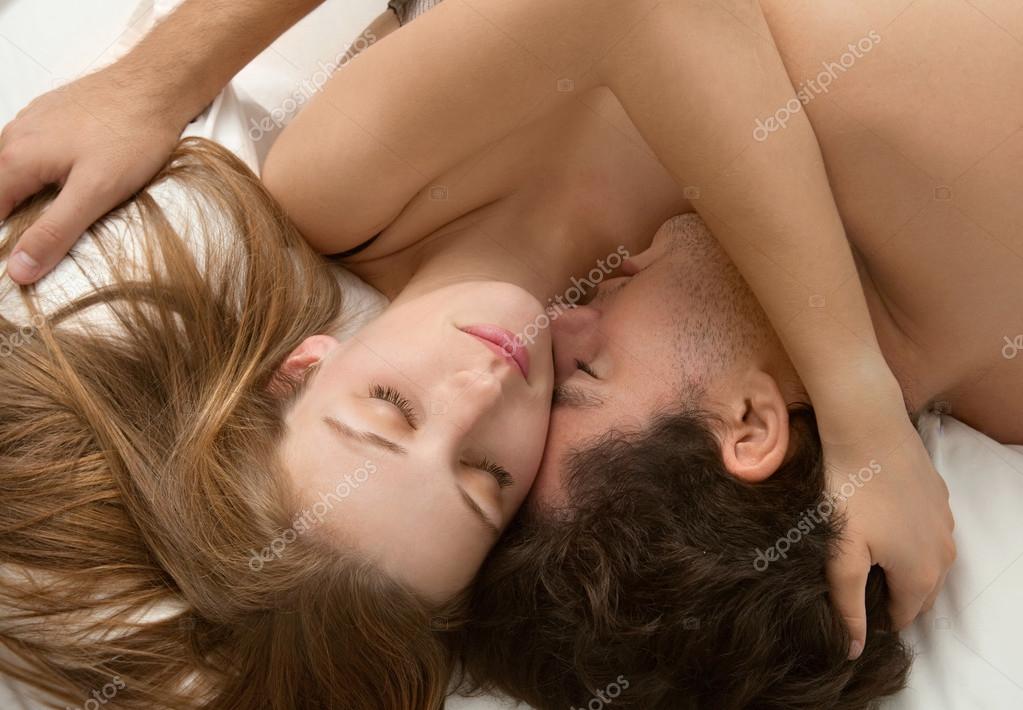 Красивые пары в постели. Как доставить удовольствие в постели. Двое влюбленных занимаются любовью. Как доставить удовольствие в постели. Женские радости в постели.