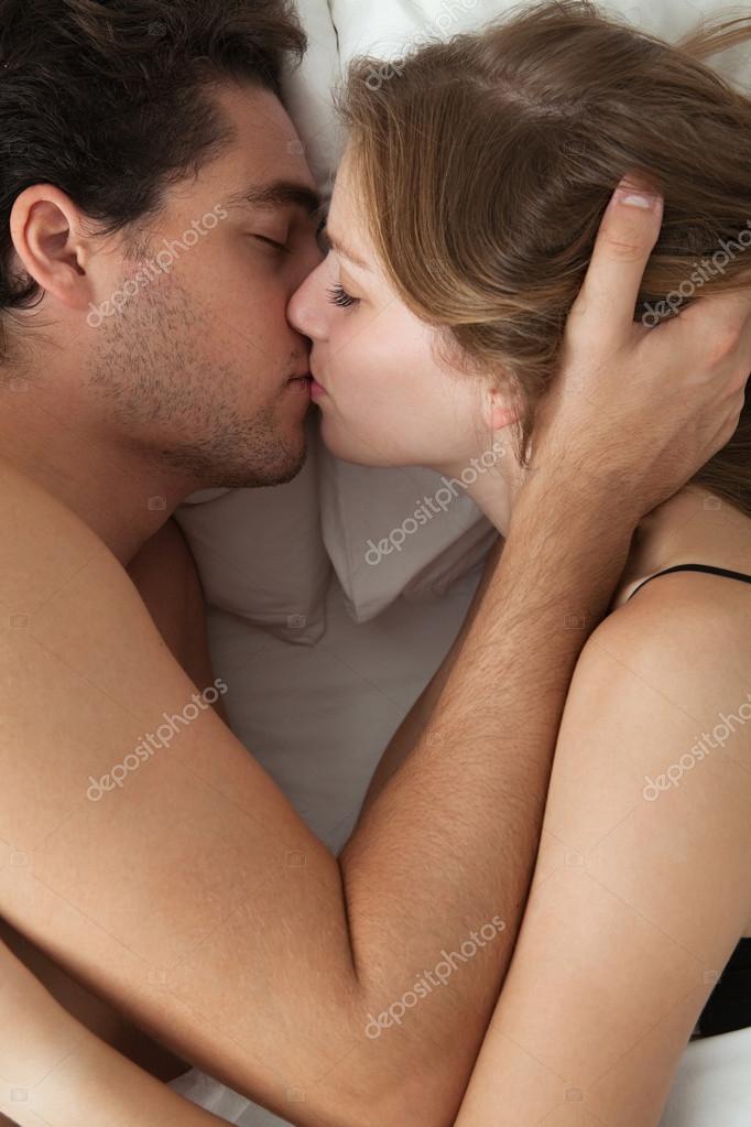 Romantisch koppel in bed zoenen