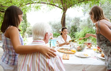 bir yaz evinde bir tatil aile