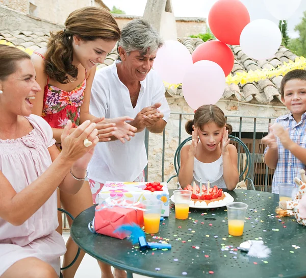 Família celebrando um aniversário menina criança — Fotografia de Stock