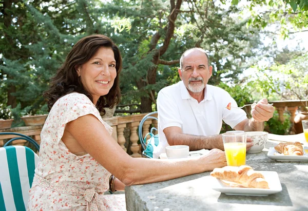 Couple prenant un petit déjeuner — Photo