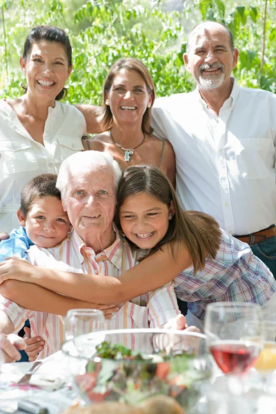 Retrato de uma família feliz — Fotografia de Stock