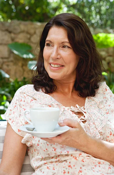 Frau trinkt Kaffee — Stockfoto