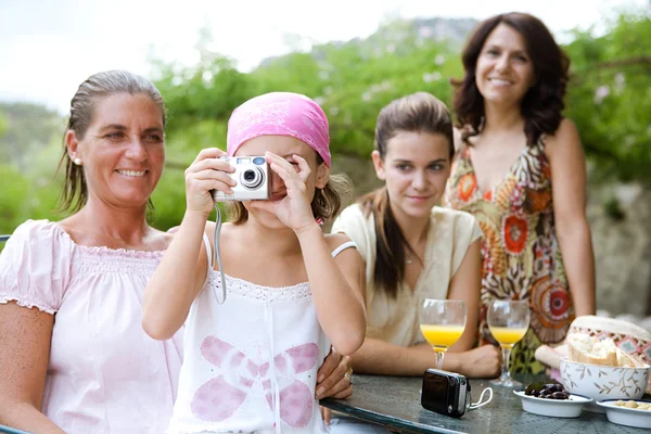 Famiglia rilassante con una macchina fotografica — Foto Stock