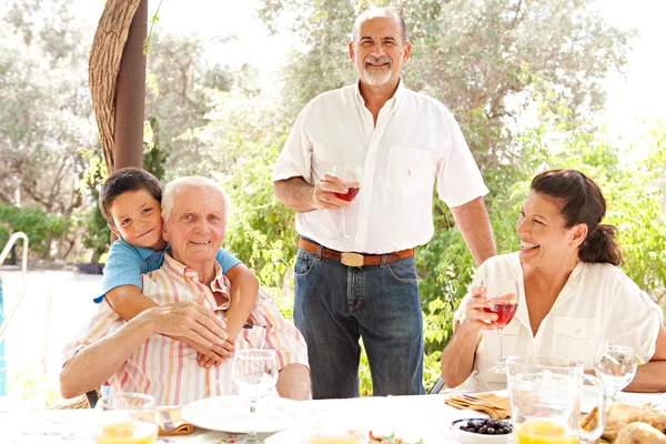 Familia de vacaciones en una casa de verano — Foto de Stock