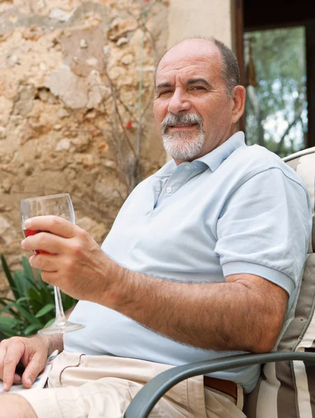 Man drinking wine on vacation — 스톡 사진