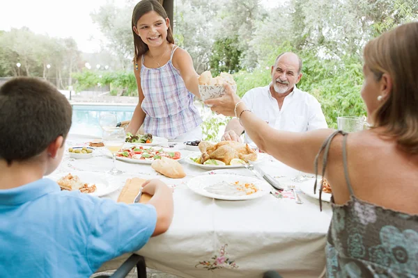 Familie op een vakantie in een zomer thuis — Stockfoto