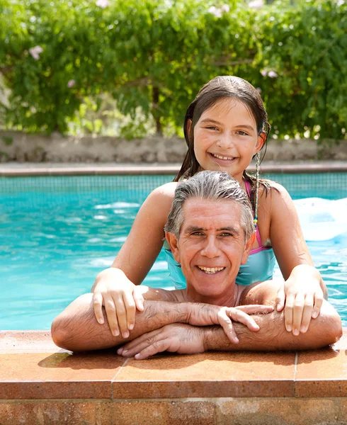 Família relaxante na piscina — Fotografia de Stock