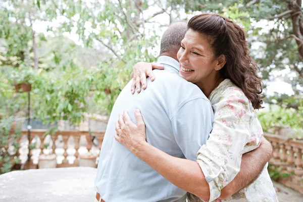 Casal feliz relaxante no resort — Fotografia de Stock