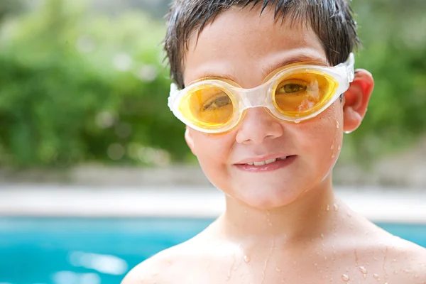 Retrato de un niño relajándose junto a una piscina — Foto de Stock