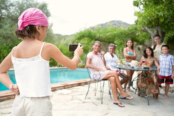 Família posando para uma fotografia durante umas férias juntos — Fotografia de Stock