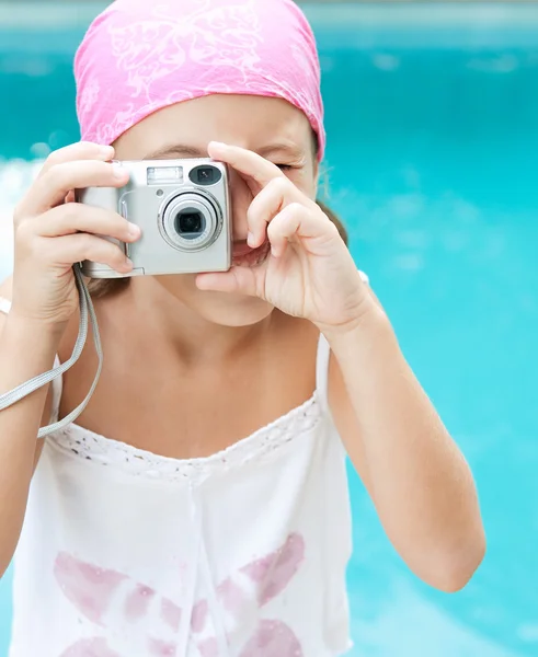 Дівчина використовує цифрову фотокамеру — стокове фото