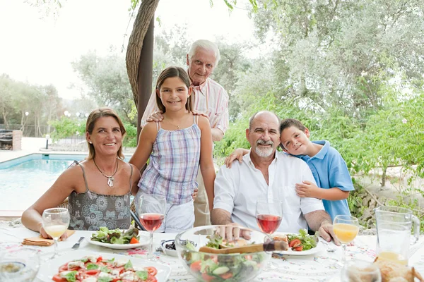 Familie op een vakantie in een zomer thuis — Stockfoto