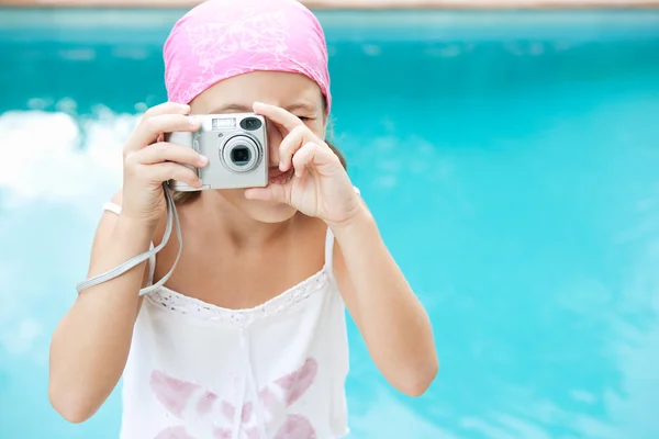 Girl using a digital photo camera — Stock Photo, Image