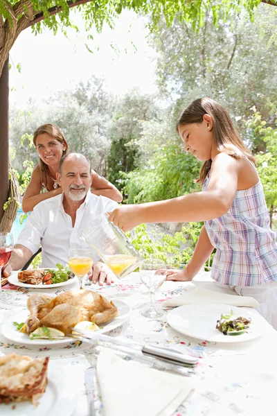 Familie im Urlaub im Ferienhaus — Stockfoto