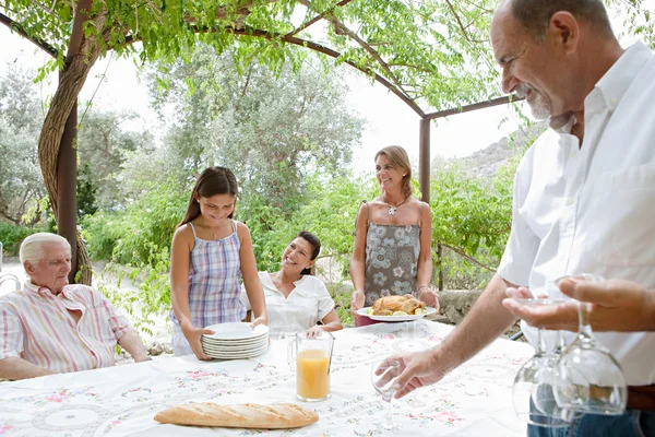 Família em umas férias em uma casa de verão — Fotografia de Stock