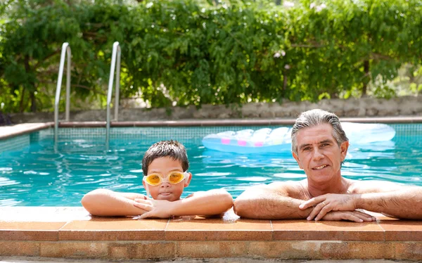 Détente en famille dans la piscine — Photo