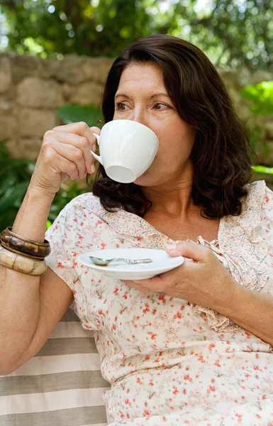 Donna che beve caffè — Foto Stock