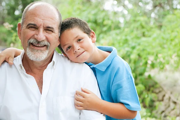 Portrait of a young son and his grandfather — Stockfoto