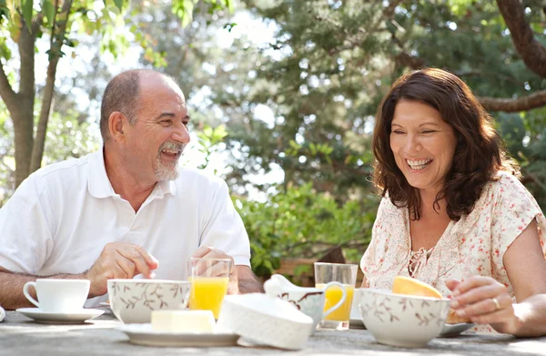 Casal tomando café da manhã juntos — Fotografia de Stock