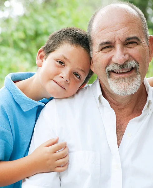Portrait of a young son and his grandfather — Stockfoto