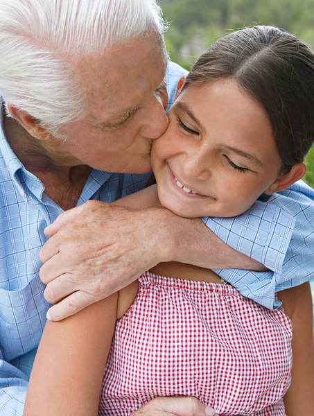 Avô e sua neta abraçando e beijando — Fotografia de Stock