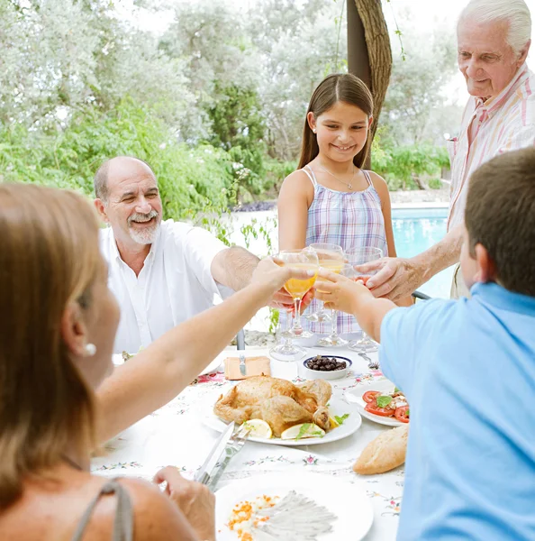 Familie im Urlaub im Ferienhaus — Stockfoto