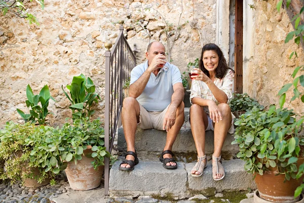 Paar trinkt Wein im Resort — Stockfoto