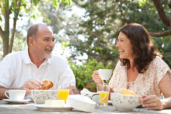 Casal tomando café da manhã juntos — Fotografia de Stock