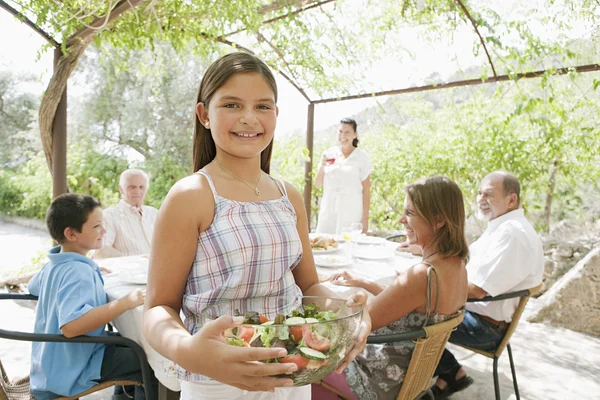 Familia de vacaciones en una casa de verano — Foto de Stock