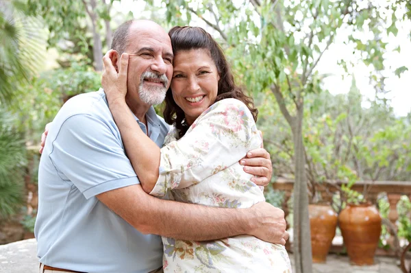 Casal feliz relaxante no resort — Fotografia de Stock