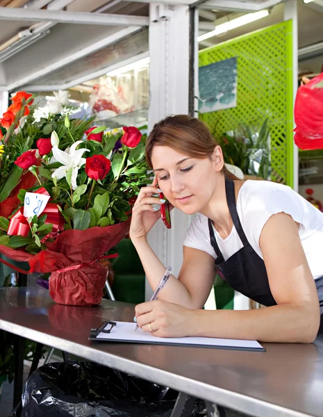 Business woman using a smartphone — Stock Photo, Image