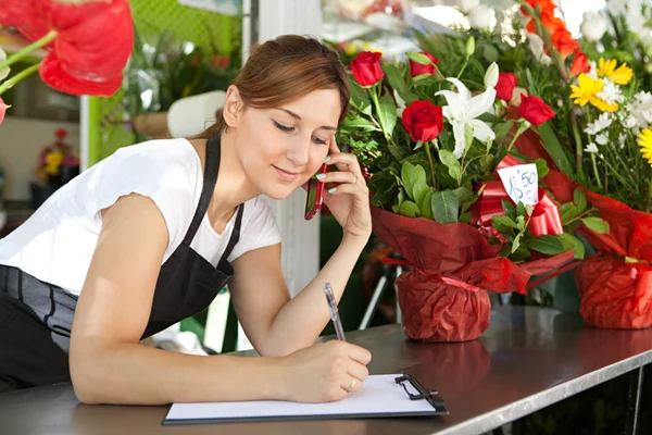 Donna d'affari utilizzando uno smartphone — Foto Stock